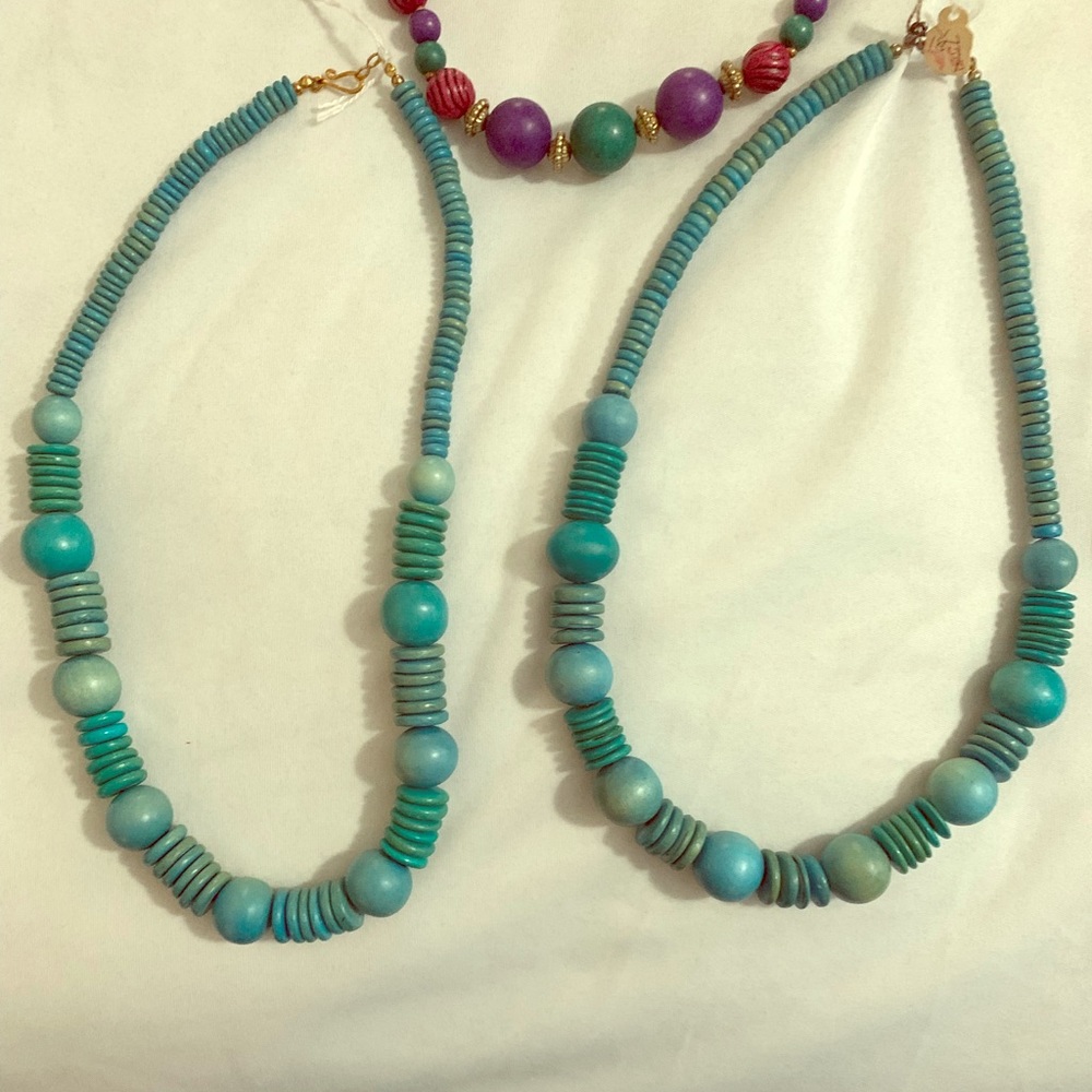 Turquoise colored beaded necklace 1